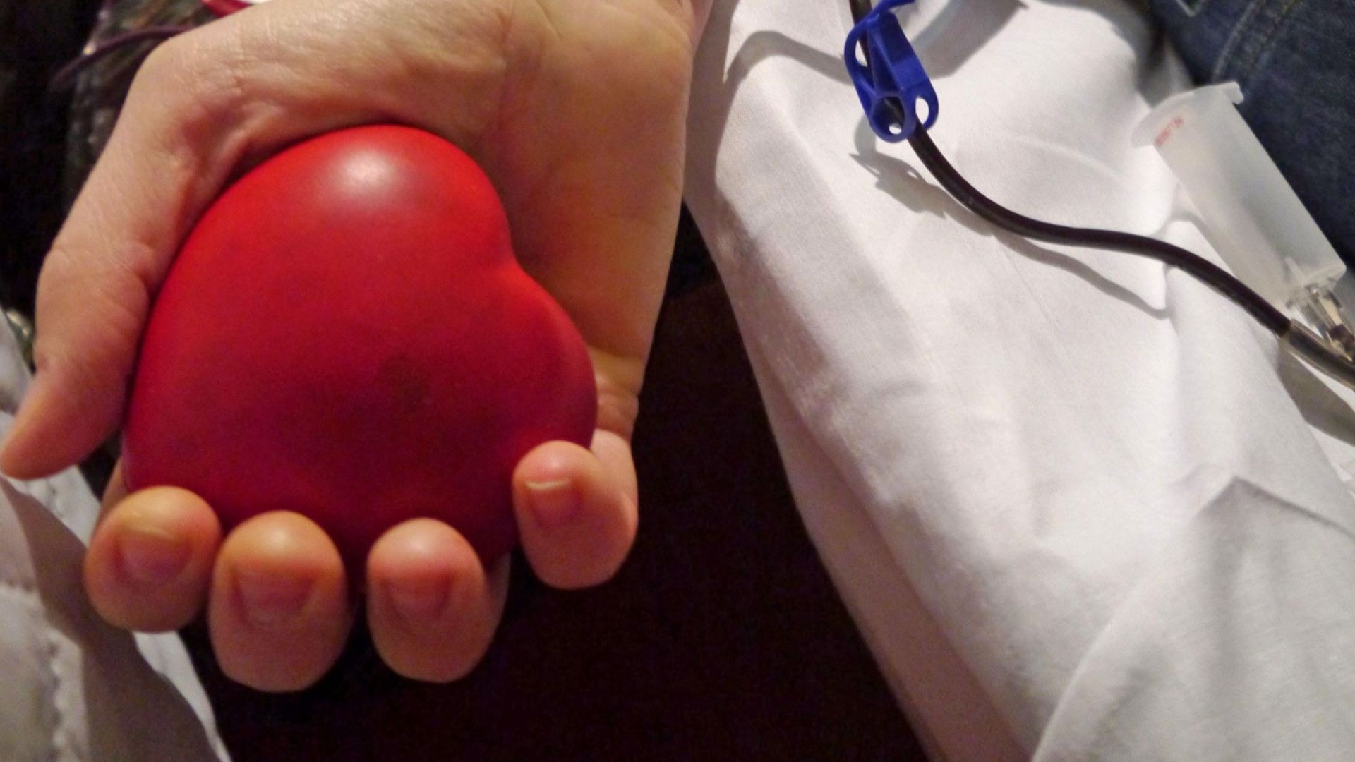 Лекарите в МБАЛ Пазарджик се борят за живота на известния български