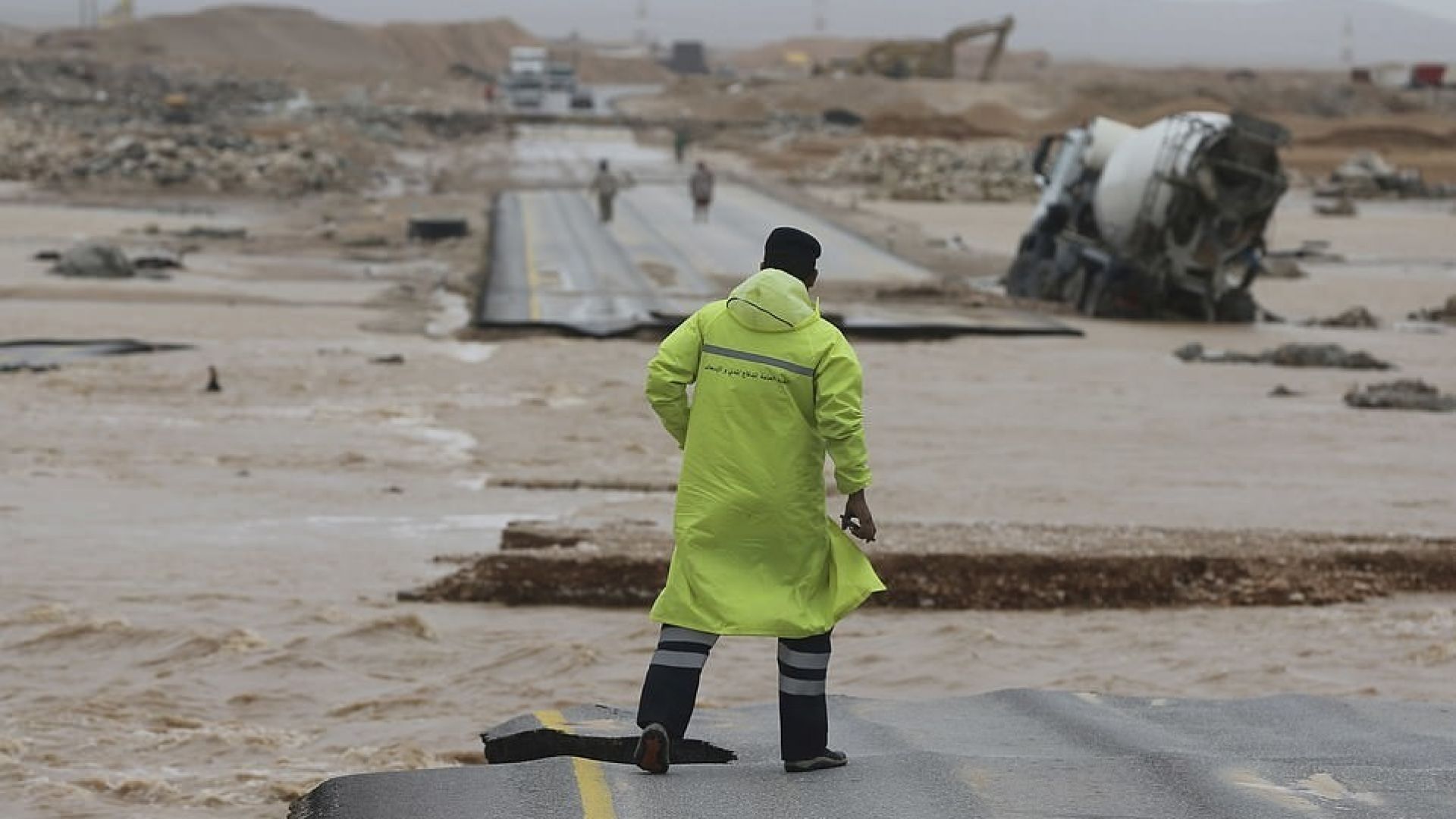 Времето полудя: Буря предизвика наводнение в пустинята (Видео)