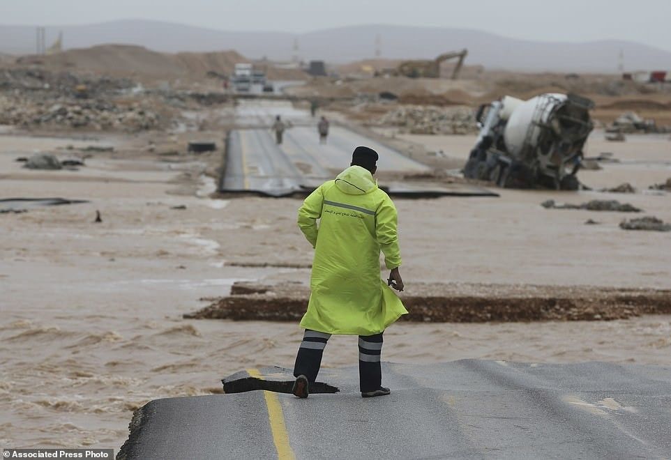 Бурята отнесе пътища в Оман