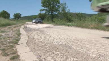 Разбит път води до детска почивна база в Обзор