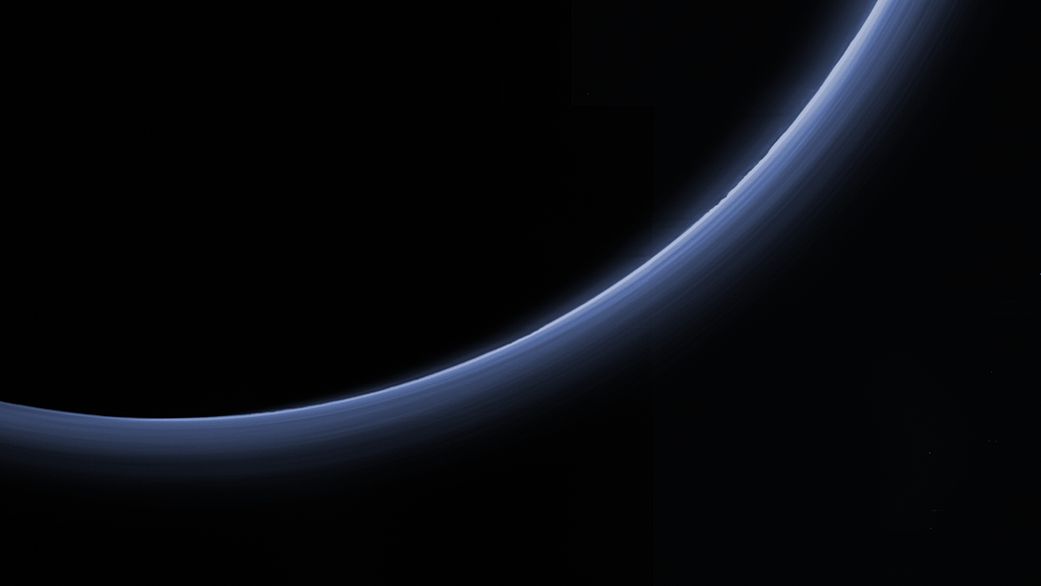 Атмосферата на Плутон е синя