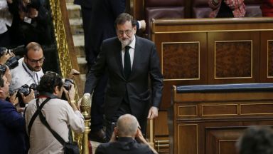 Испанският премиер Мариано Рахой бе свален чрез вот на недоверие в парламента 