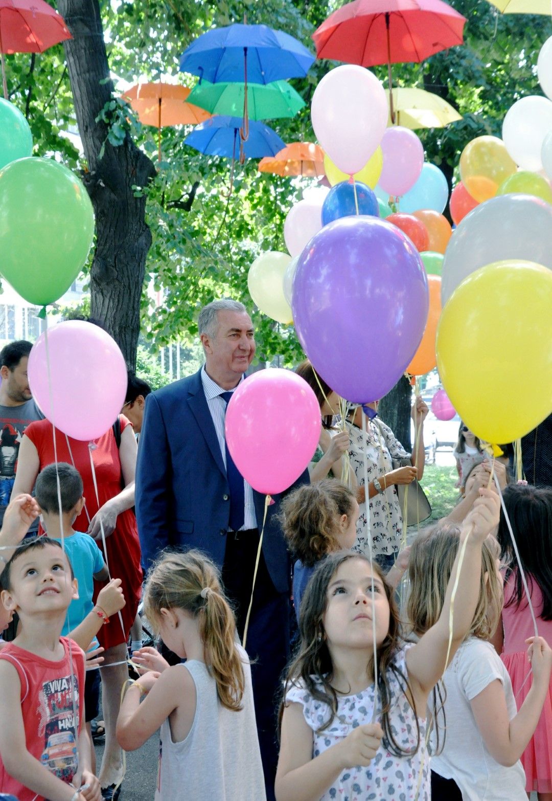 Младежи раздаваха пъстроцветни балони на децата във Видин