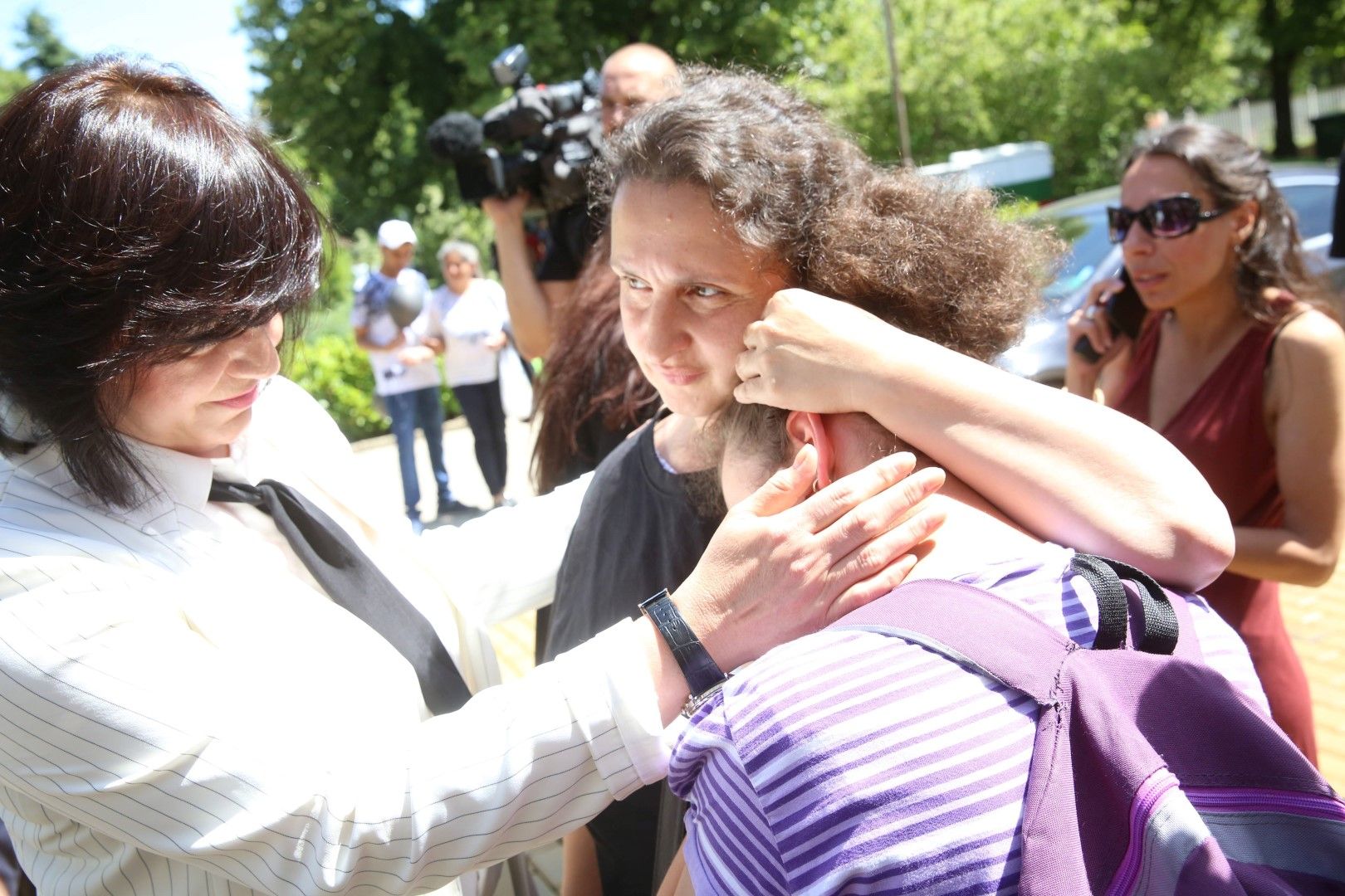 Корнелия Нинова разговаря с протестиращите родители