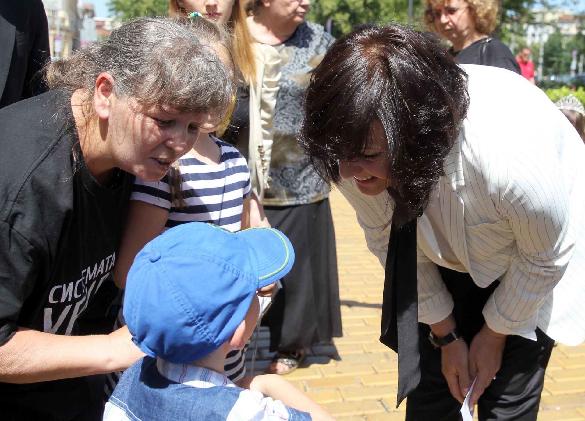 Корнелия Нинова поздрави децата, дошли на протеста, по повод 1 юни