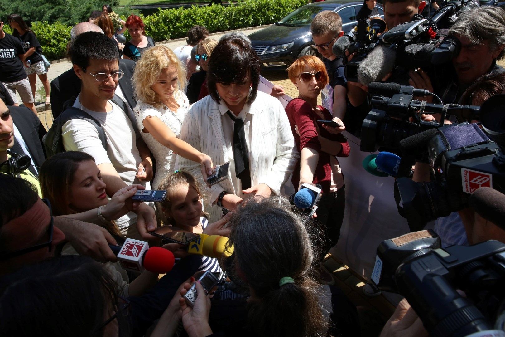 Корнелия Нинова даде изявление пред журналисти, след като дари 600 лв. 
