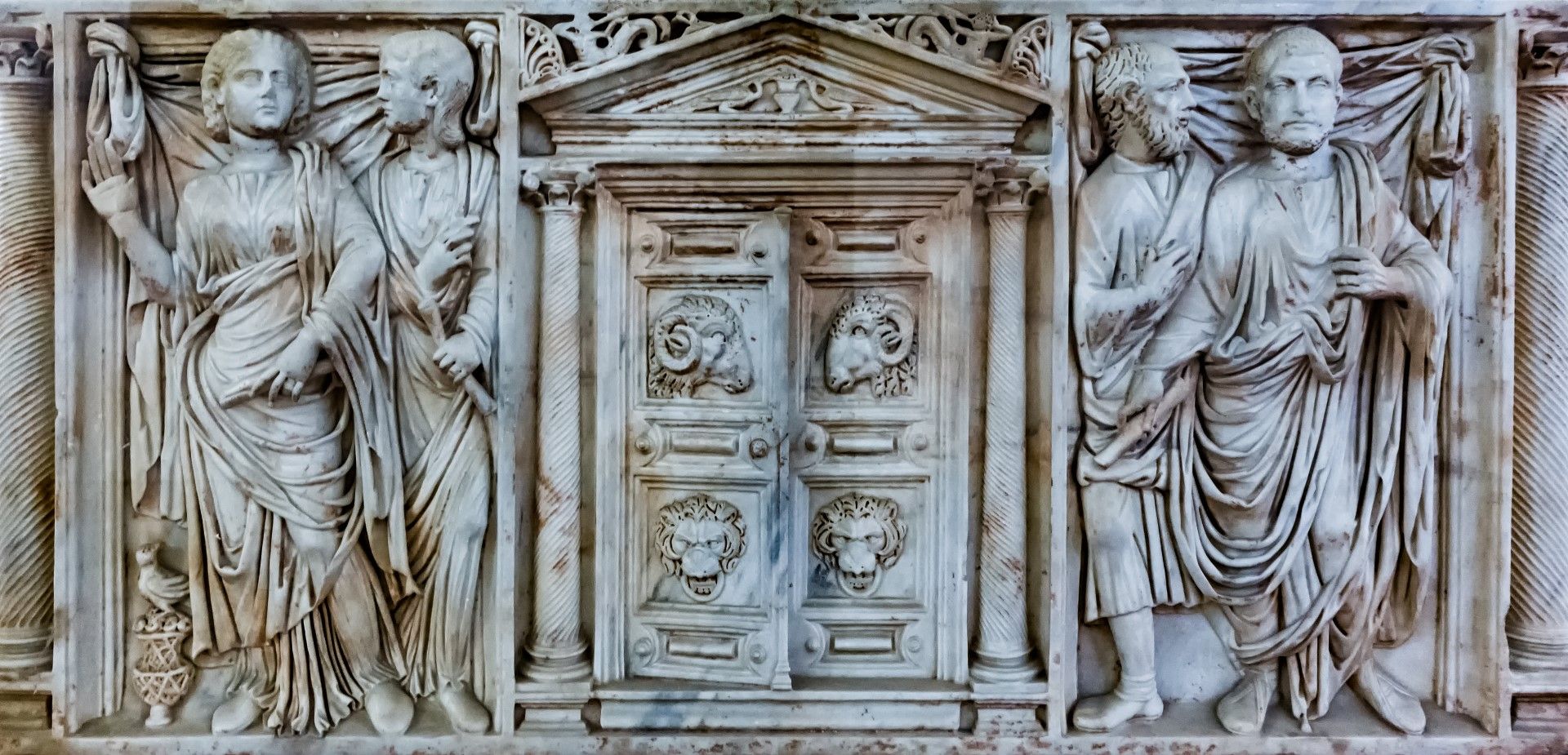 Орнаменти на римски саркофаг от 3 век след Христа