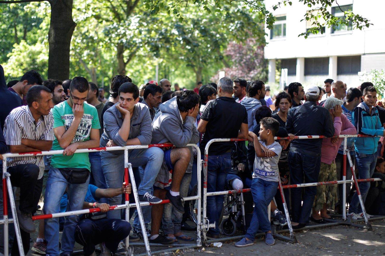 Мигранти пред бежански център в Берлин