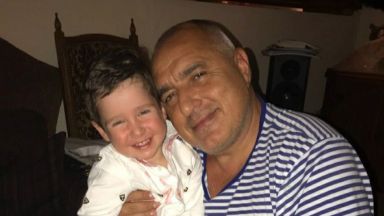 Борисов с честит 1 юни със снимка на внука си 
