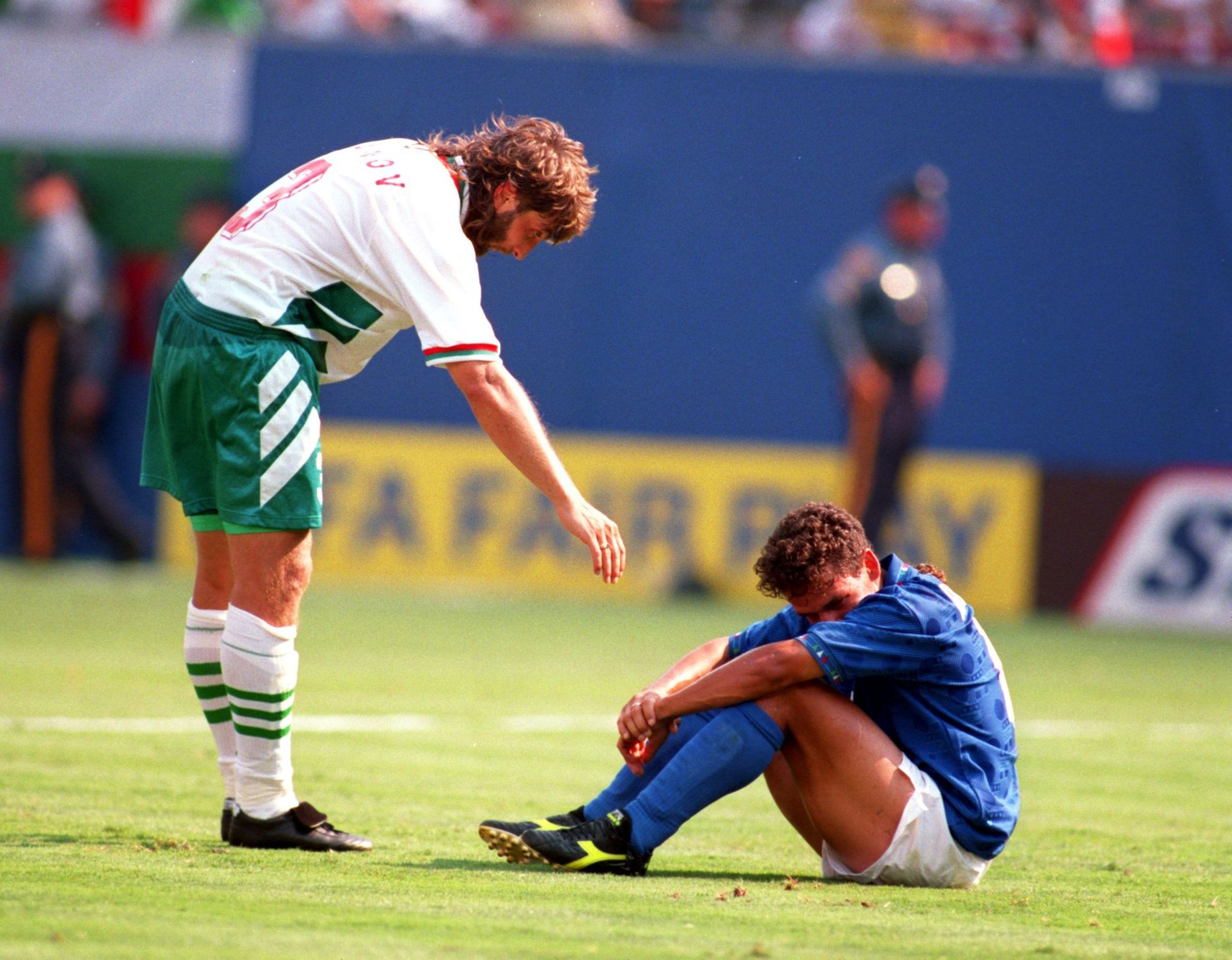 САЩ 1994, полуфинал. Големият, за съжаление покоен, Трифон Иванов, подава ръка на Роберто Баджо - човека, който ни прати зад борда в онзи полуфинал с двата си гола за Италия
