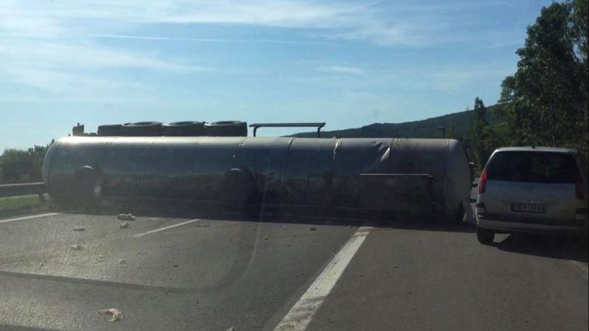 Цистерна с олио се обърна и блокира магистрала "Тракия" (снимки+видео)