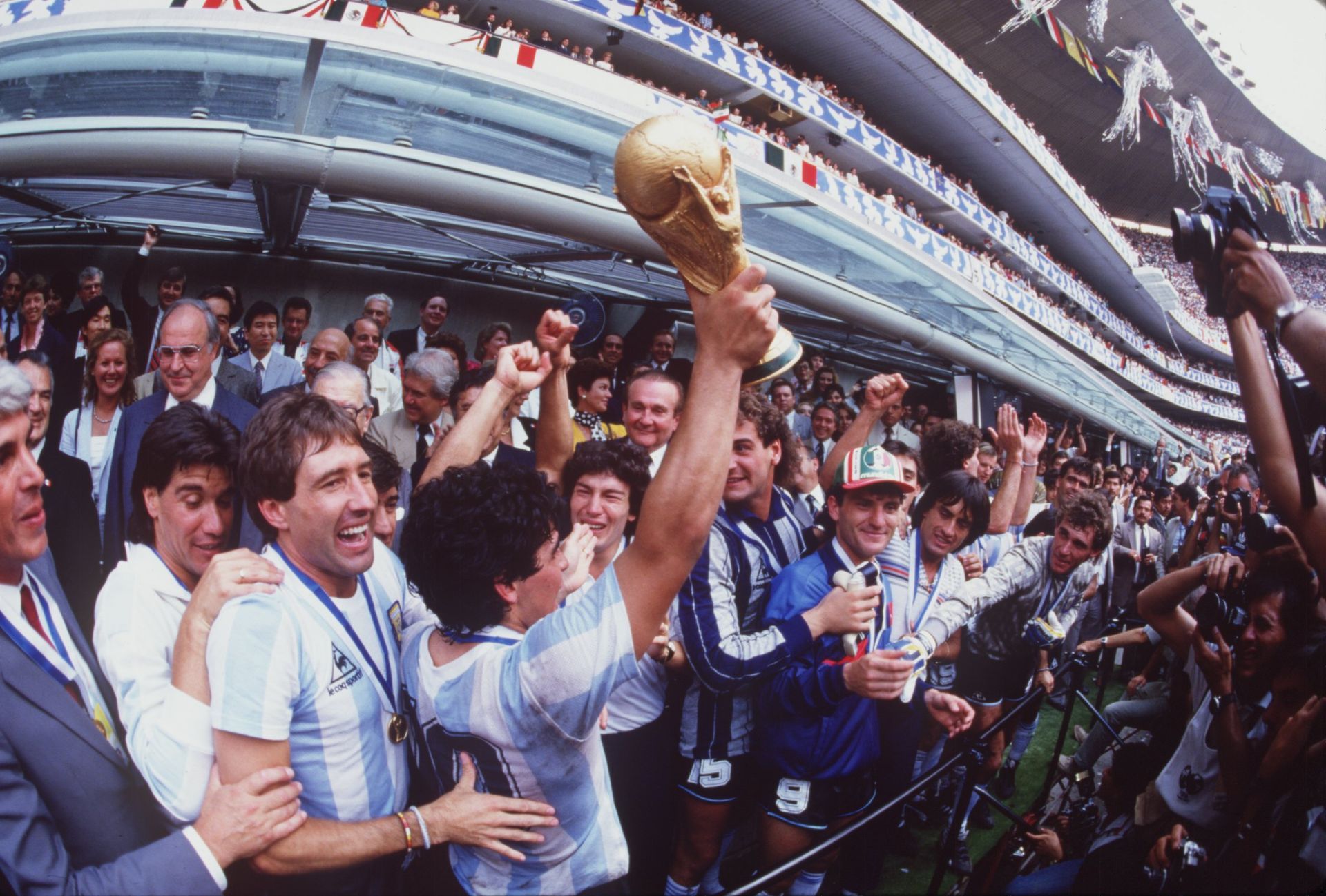 Другият най-голям в историята - Диего Армандо Марадона, вдига купата през 1986 г. след 3:2 над Западна Германия на финала в Мексико.