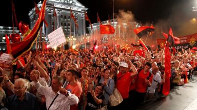 Десетки хиляди блокираха Скопие с искане за предсрочни избори