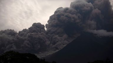 Вулканът Фуего изригна, поне 25 души са загинали 