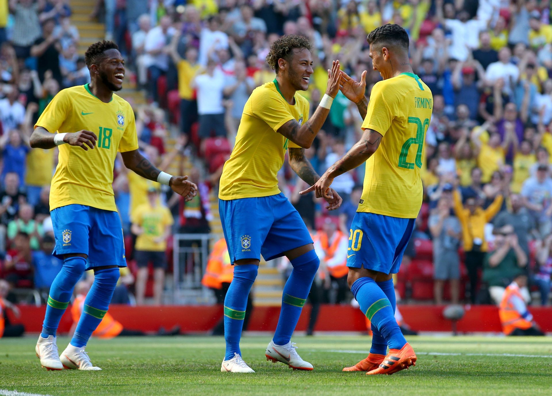 Фред (вляво) празнува гол на Бразилия срещу Хърватия в неделя (2:0) със звездите Неймар и Роберто Фирмино.