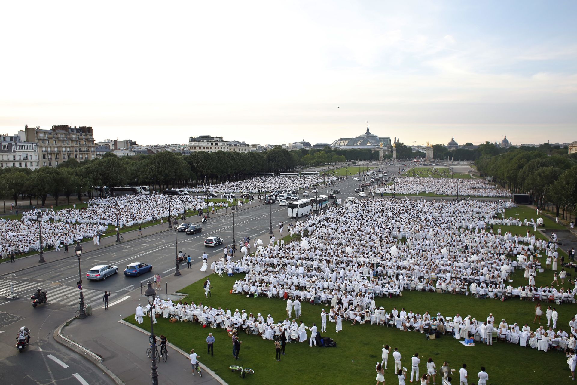 Хиляди хора, облечени в бяло, отидоха на 30-ата "Вечеря в бяло" на площад "Инвалидите" в Париж