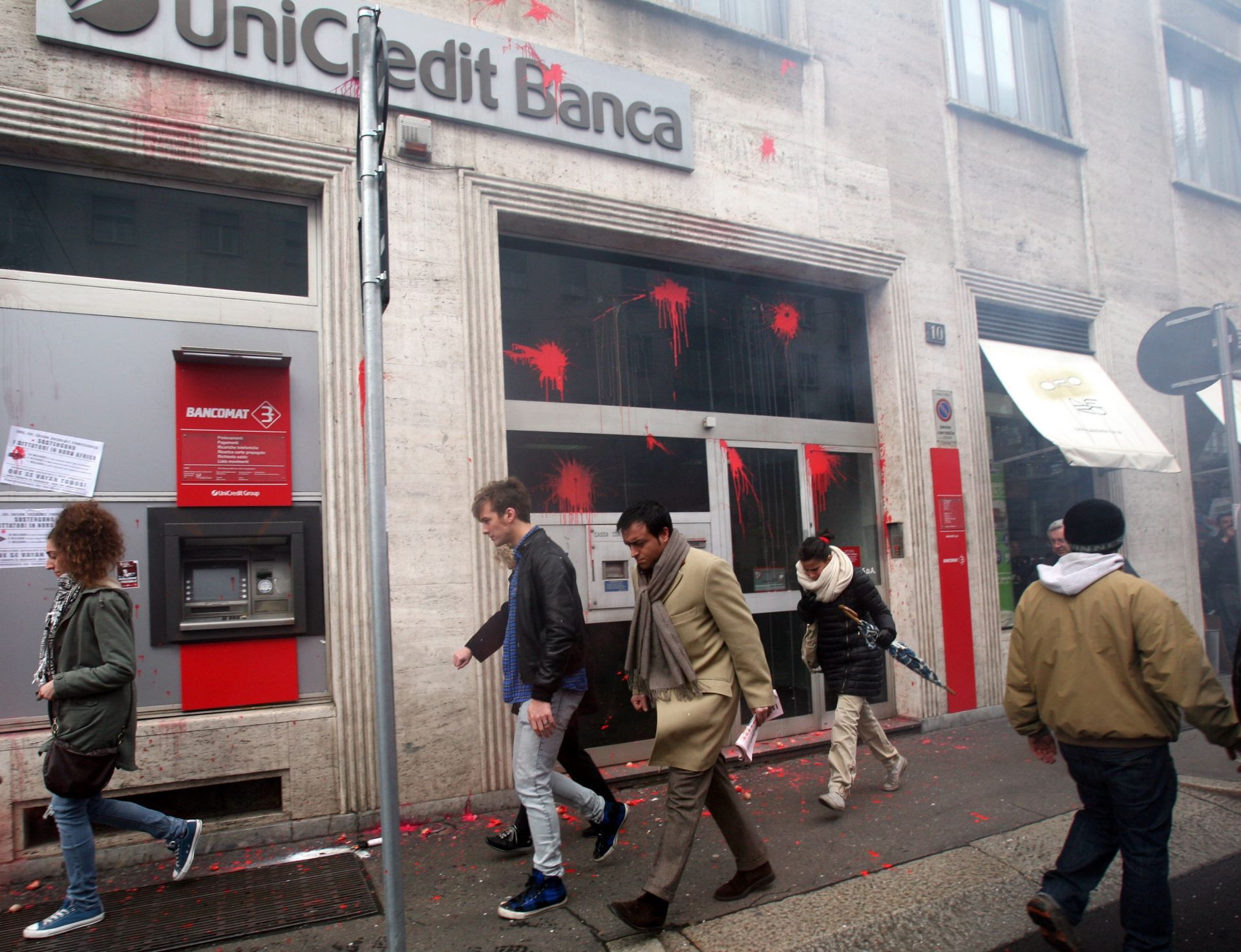 Италианската банка UniCredit обмисля сливане с френския си конкурент Societe Generale