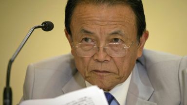 Японски министър си връща заплатата, в МФ подправяли документи