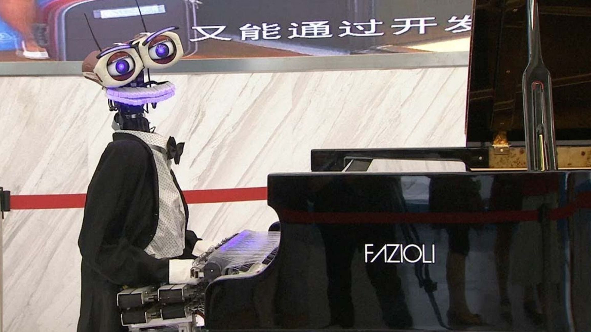 Робот и човек премериха сили по свирене на пиано 