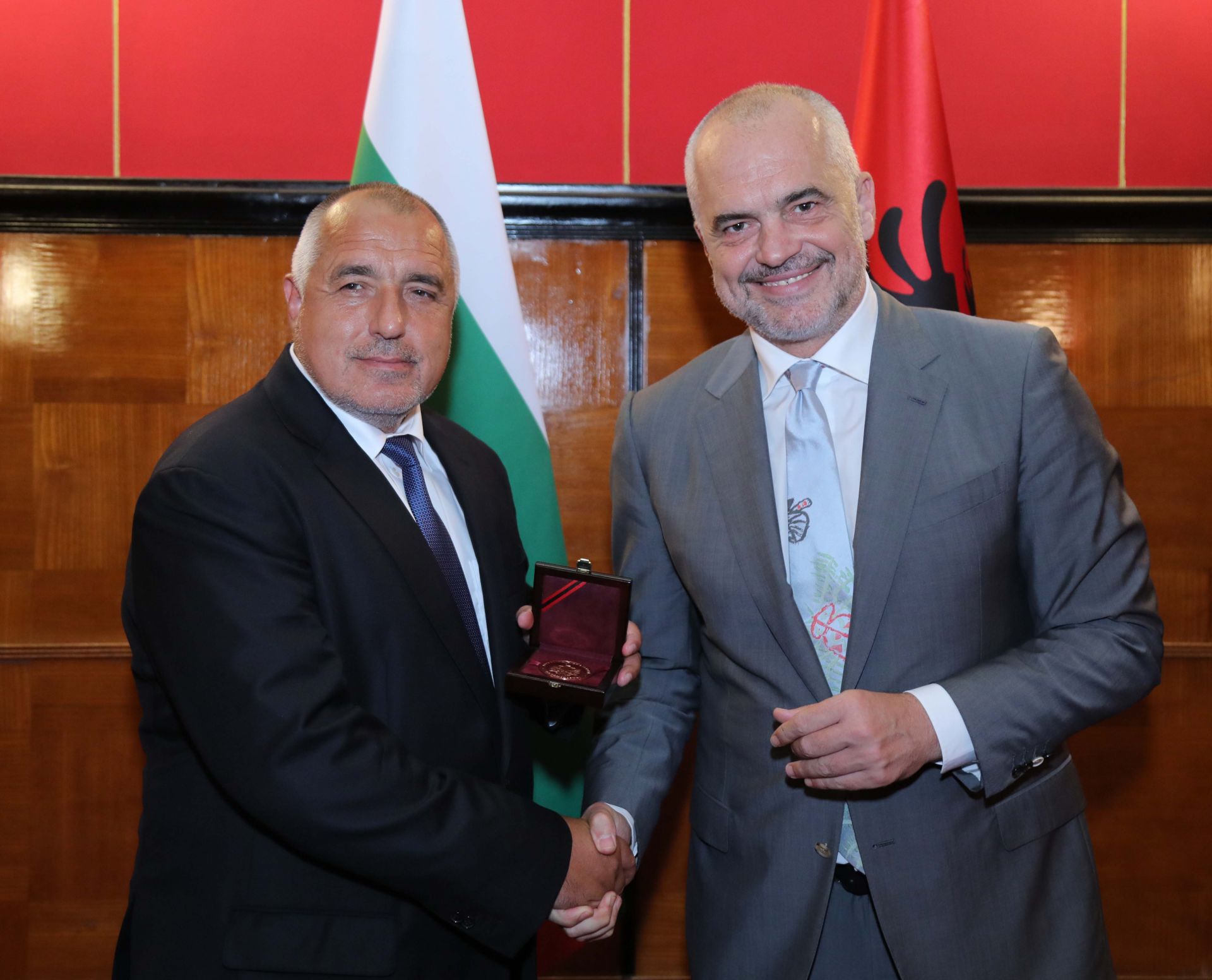  Премиерът на Албания  Еди Рама (дясно) връчи Медал за признателност на премиера Бойко Борисов