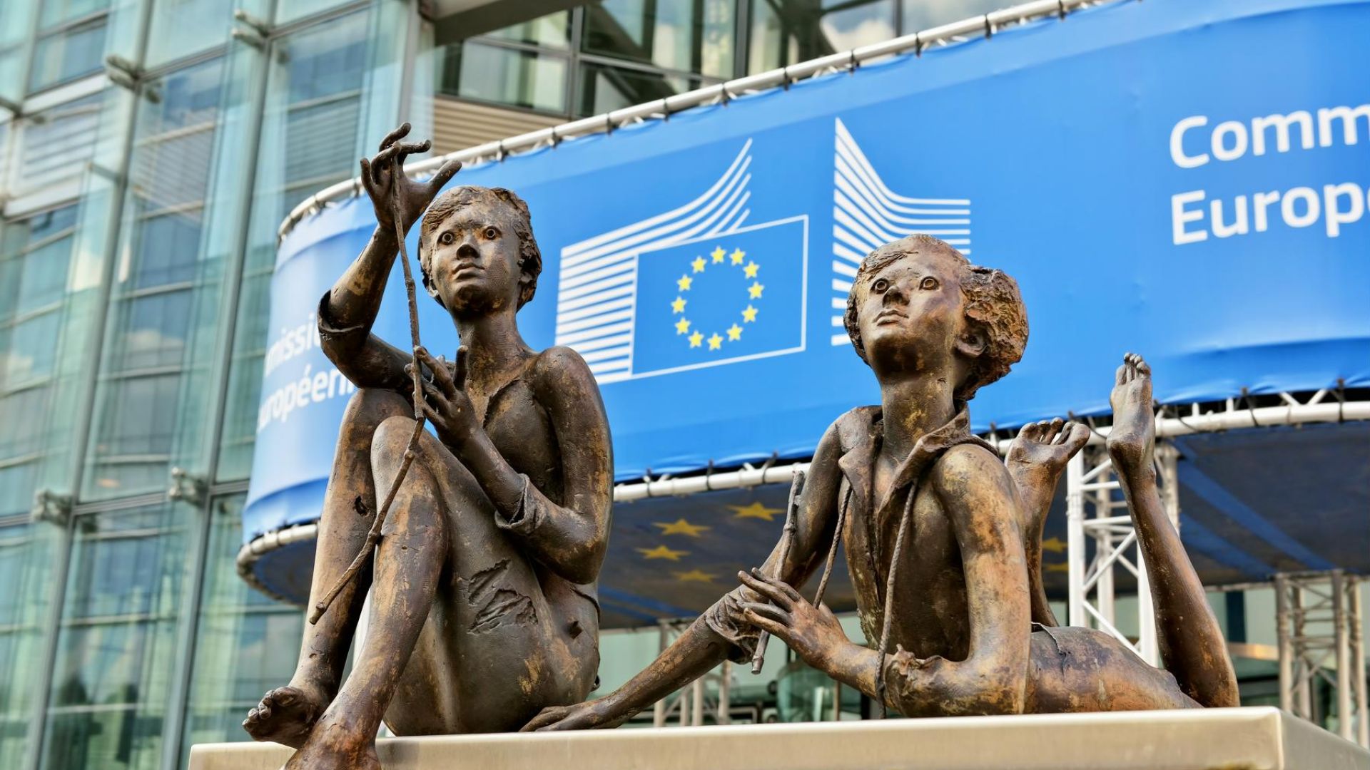 Служител на институциите на ЕС е признат за виновен от