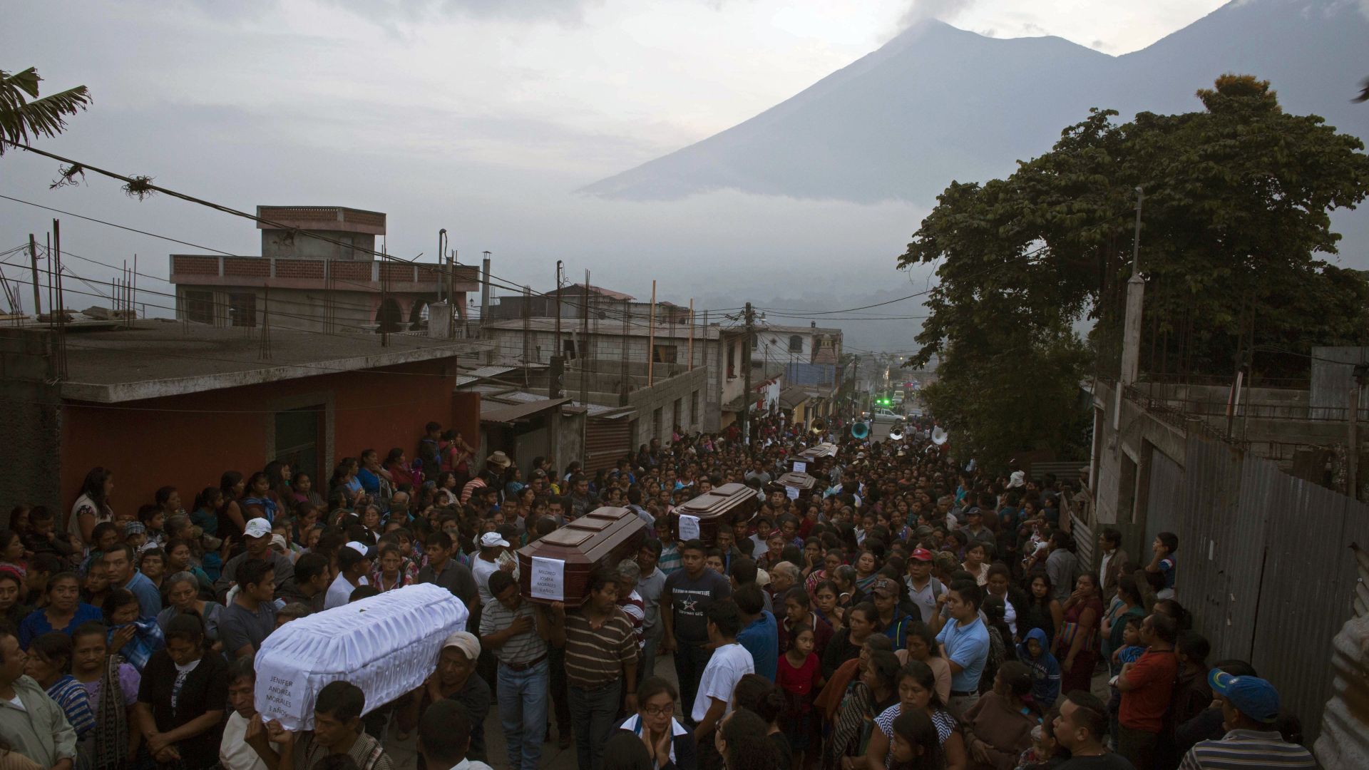 69 са вече жертвите на вулкана Фуего в Гватемала (видео)
