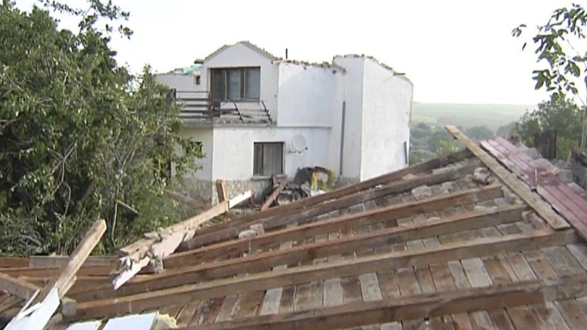 След бурята във Варнeнско: 40 къщи без покриви