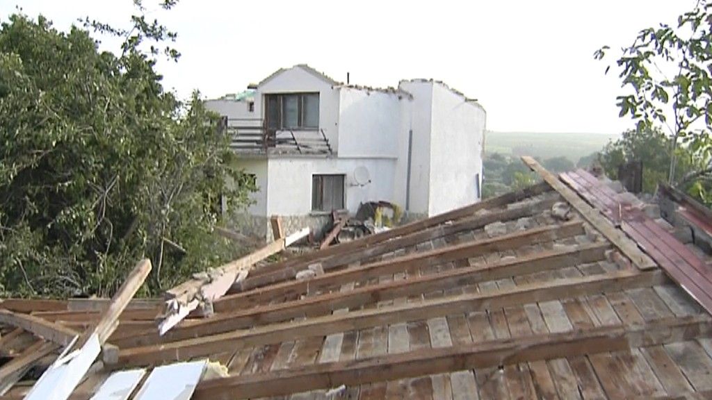 Отнесени покриви в Куманово след торнадото