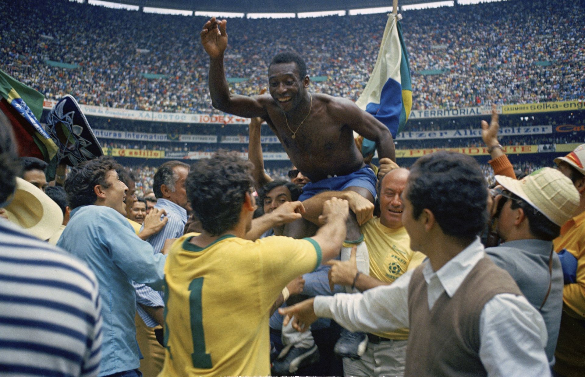 Краля на футбола Пеле и Бразилия от 1970 г. - една от великите истории на Мондиали. Победата над Италия с 4:1 на финала остава паметна като вероятно последното голямо зрелище на такъв мач.