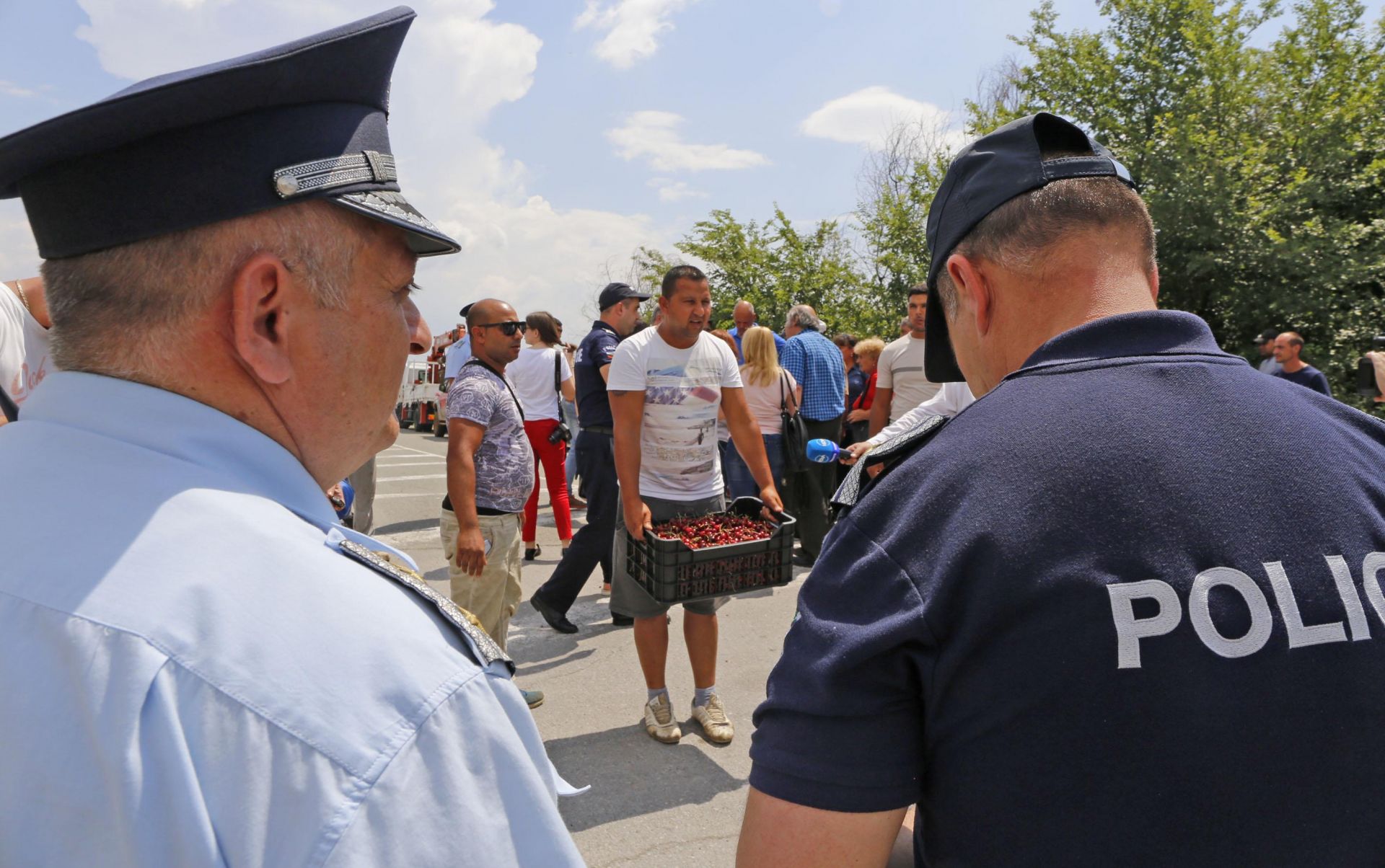  По обяд всички протестиращи се изтеглиха в отсечката, която води до близкото старозагорско село Загоре