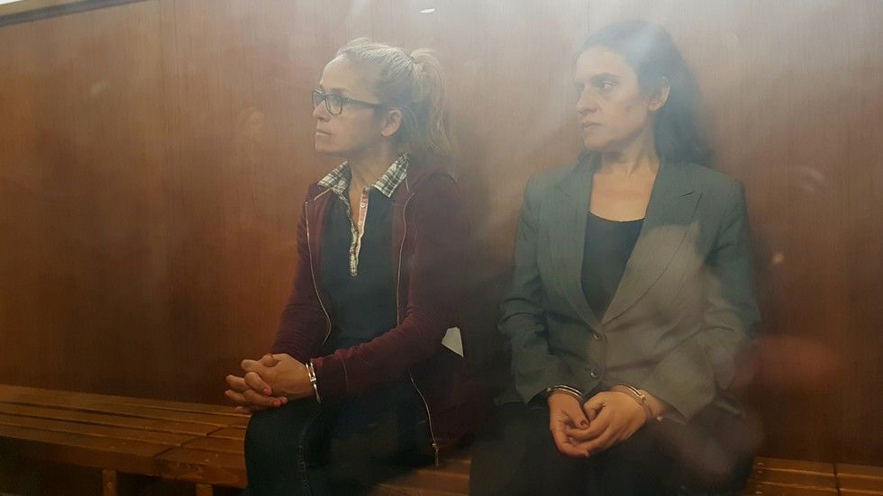 В съдебната зала Десислава Иванчева и Биляна Петрова показаха пред журналисти преписани на ръка разговори от СРС-та