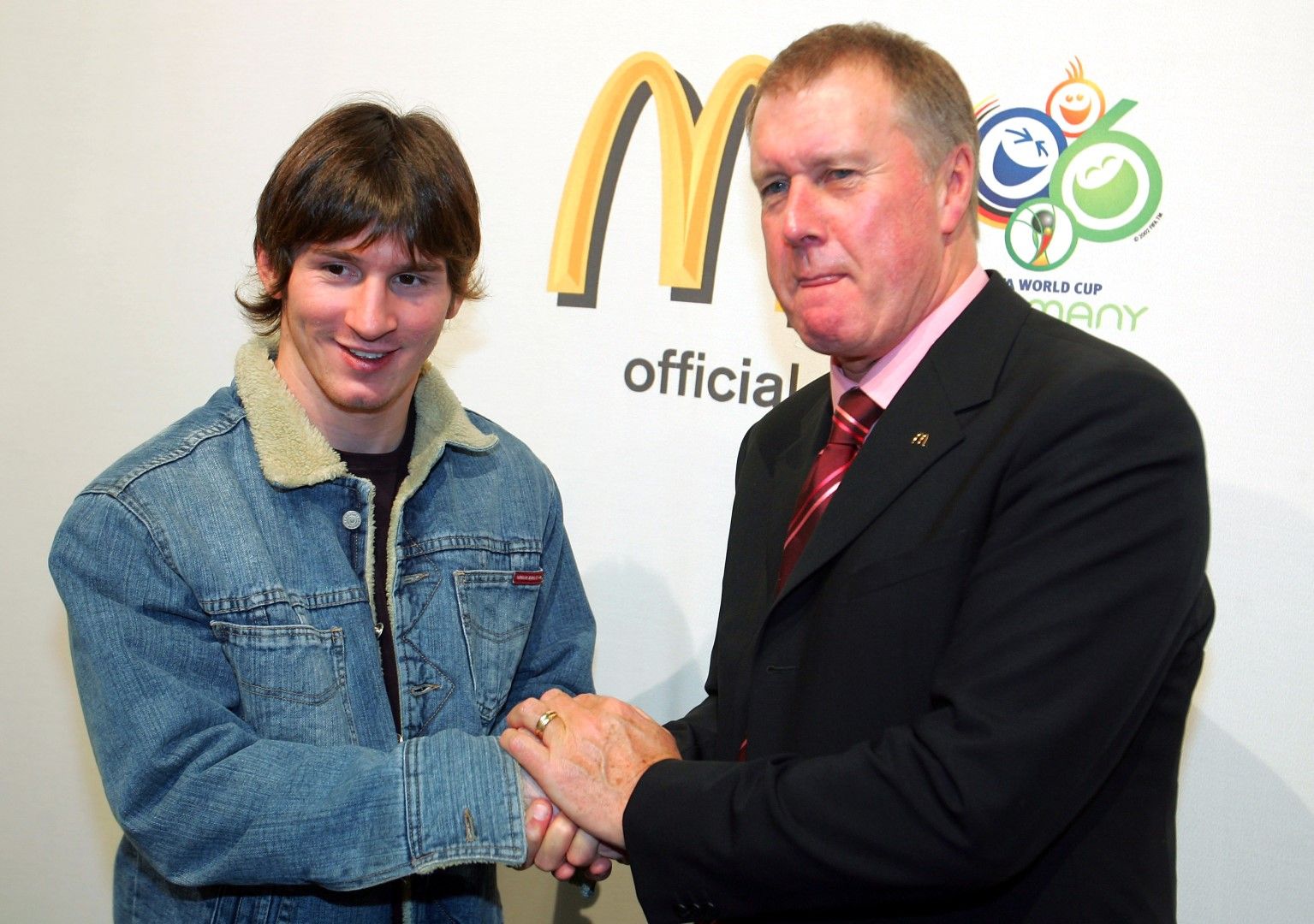 Меси с Джеф Хърст, героят на Англия от Мондиал 1966. Британската легенда засне фотосесия с най-добрия млад играч в света преди първенството през 2006-а, което бе дебют на Лео на Мондиали.