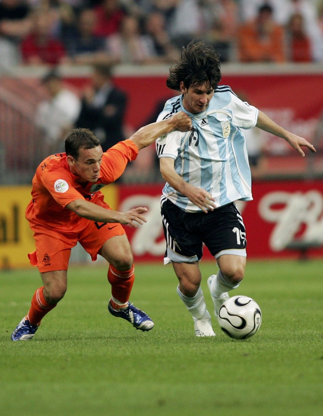 21 юни 2005 г. Меси започва като титуляр за първи път на Мондиал, а Аржентина прави скучно 0:0 срещу Холандия. Младата звезда играе 70 минути е заменен от Хулио Крус.
