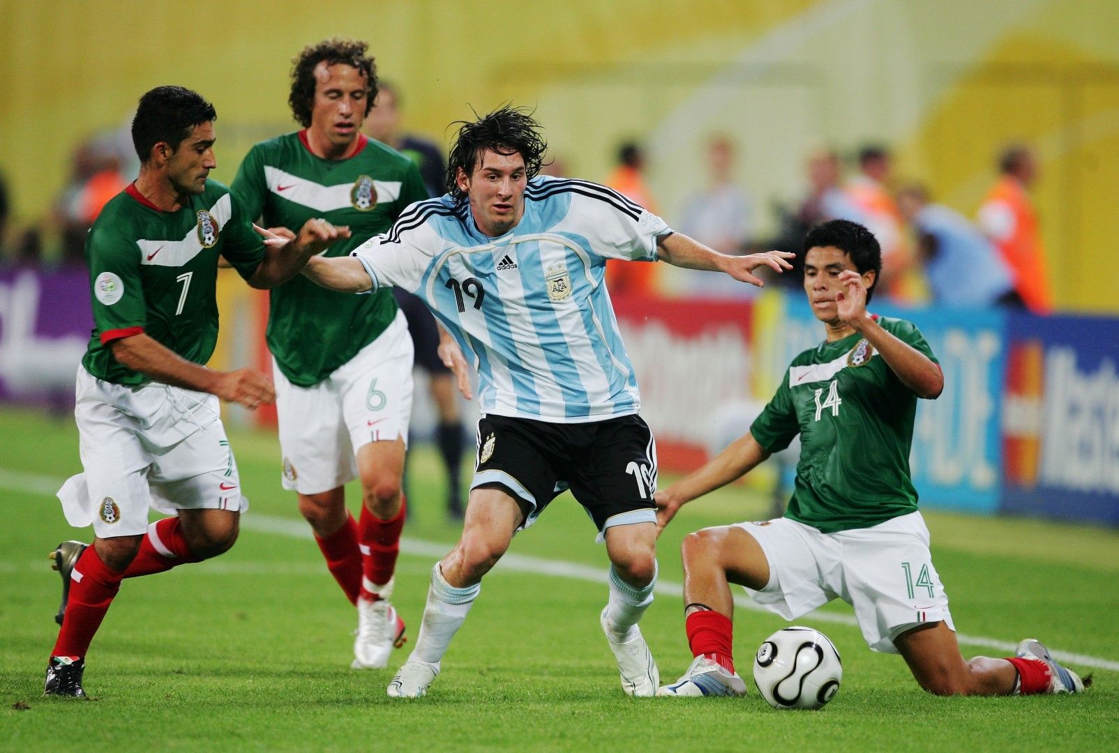 24 юни 2006 г. Лео влиза като резерва навръх 19-ия си рожден ден с номер 19 на гърба в осминафинала срещу Мексико. Аржентина побеждава след продължения с 2:1. В следващия кръг отпада с дузпи от Германия, а Меси не се появява на терена.