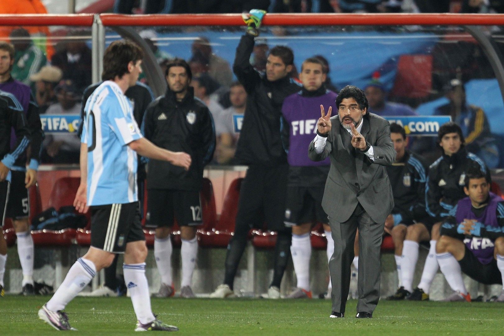 Треньорът Диего Марадона опитва да свали напрежението от Лео, но без дори да го осъзнава, той го е засилил до крайна степен дори само с присъствието си на скамейката на Аржентина. Сравненията не спират.