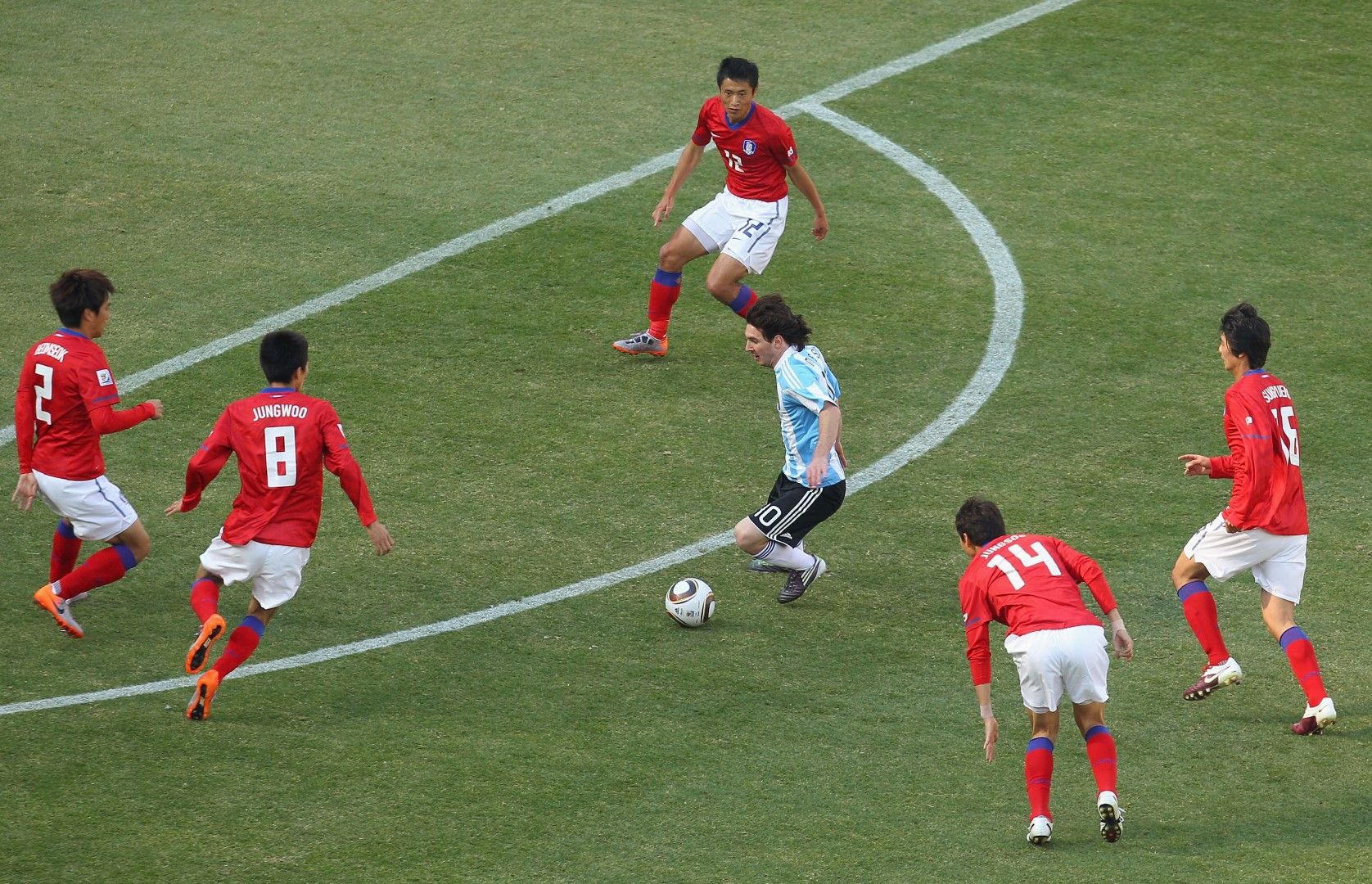 17 юни 2010 г. Гонсало Игуаин прави хеттрик, а Лео Меси изнася силен мач, но без гол - 4:1 срещу Южна Корея.