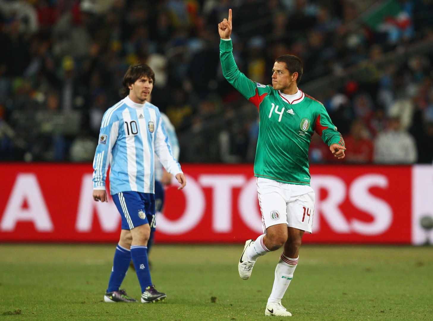 27 юни 2010 г. Меси играе 120 минути срещу Мексико в осминафинала, но не е ефективен. Все пак Аржентина крачи напред с 3:1. За да унизителното 0:4 от Германия на четвъртфинал, когато Лео е незабележим.