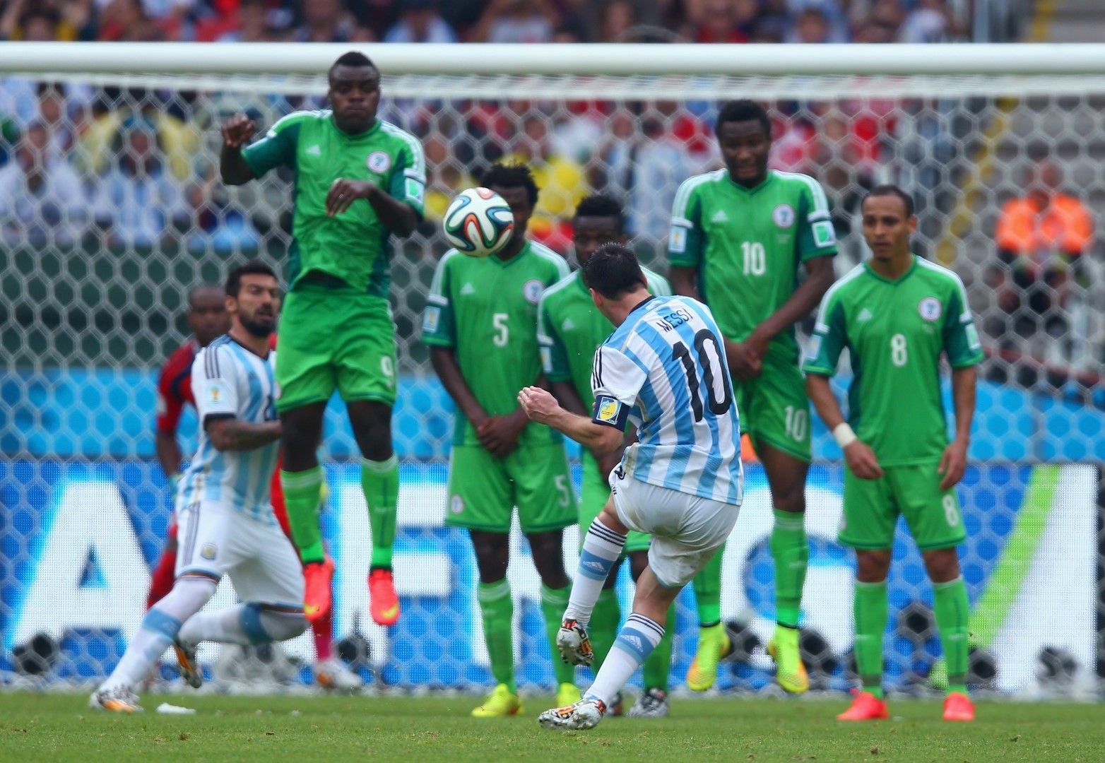 25 юни 2014 г. Меси бележи два пъти във вратата на Нигерия, а Аржентина отново побеждава - 3:2. В страната са пияни от щастие и нямат съмнения - Лео ще ни изведе до титлата! С 4 гола в 3 мача, това изглежда реалистичен сценарий.
