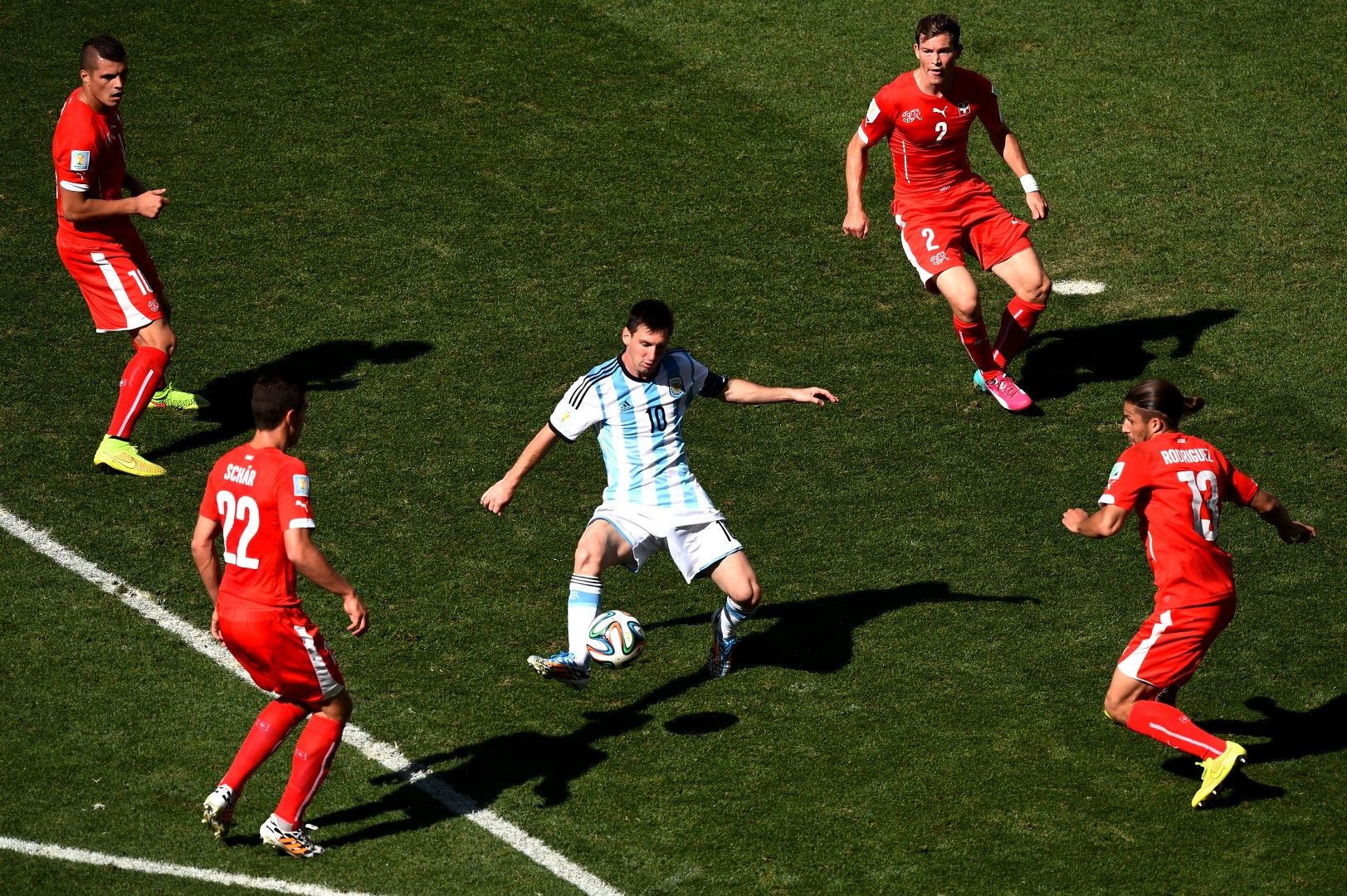 1 юли 2014 г., Аржентина - Швейцария, осминафинал. Типична гледка от мача, в който швейцарците спират Меси да играе. Но в 118-ата минута Лео се измъква, подава на Ди Мария  и - 1:0!