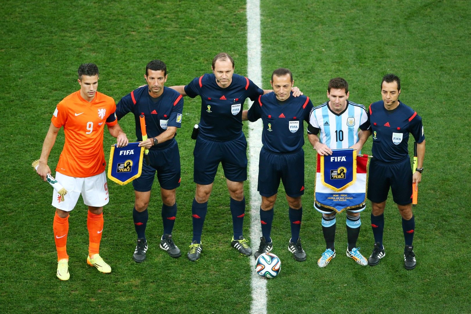 9 юли 2014 г. Аржентина - Холандия, полуфинал. Меси и Робин ван Перси извеждат отборите, а финалът е на една крачка. Но голяма крачка.