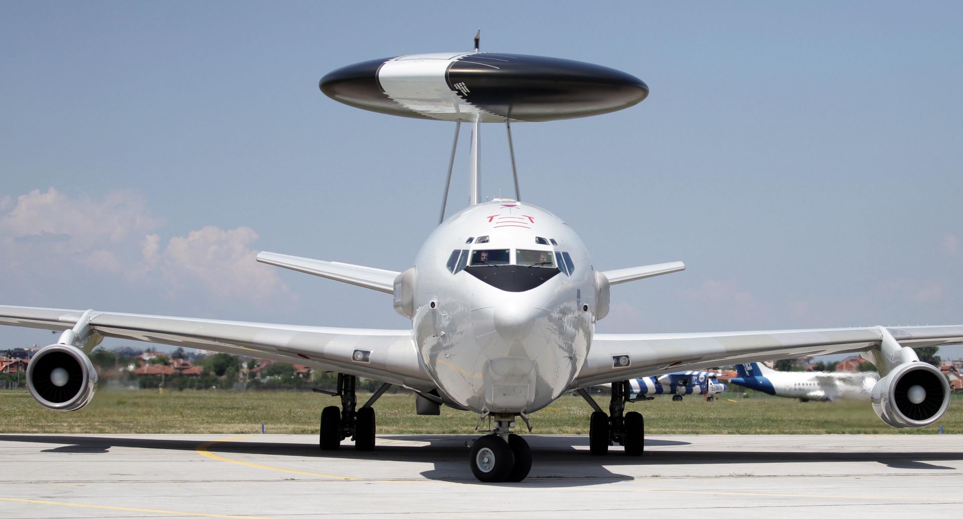 E-3A (AWACS) е от състава на Силите за ранно предупреждение и контрол на НАТО