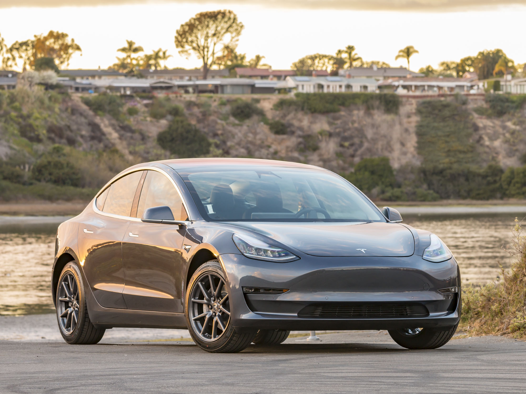 Всяка четвърта поръчка на Tesla Model 3 е отменена