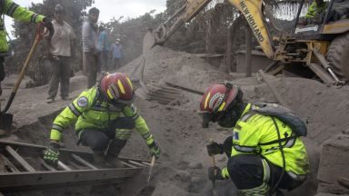 Спасиха бебе сред руините от вулкана Фуего 