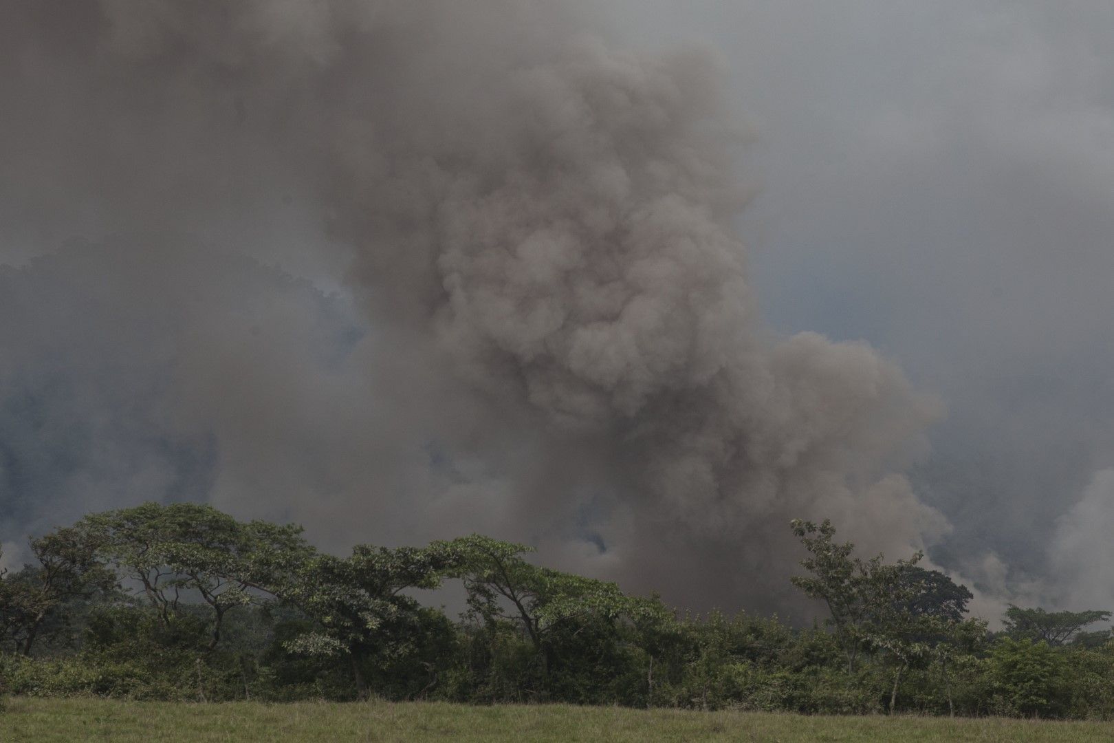 Вулканът Фуего в Гватемала изригна за първи път в неделя 