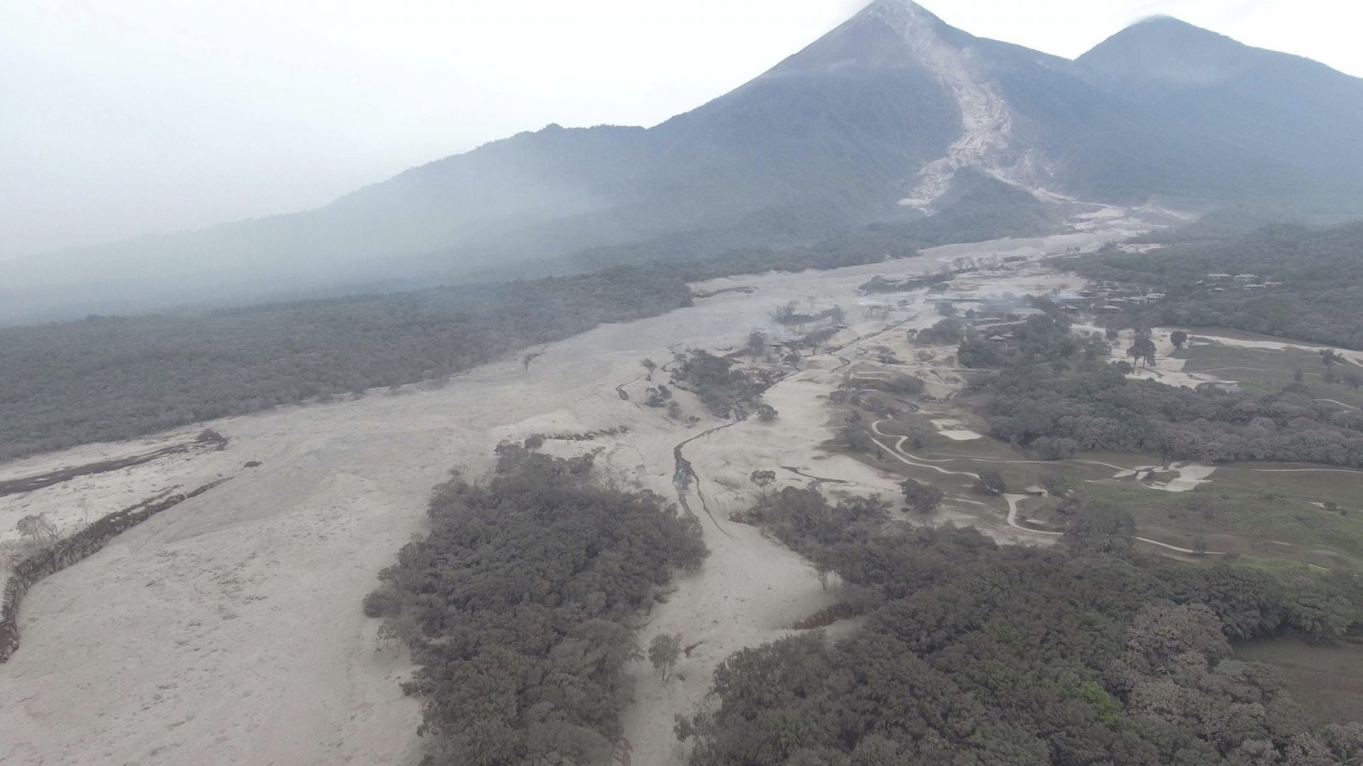 Вулканът Фуего в Гватемала отново изригна (снимки)
