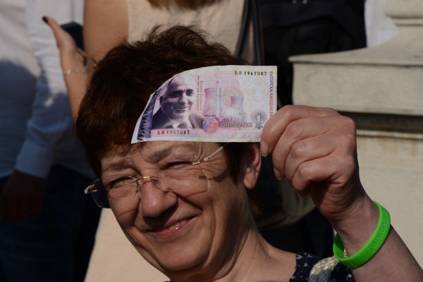 Протестиращ показва банкнота с лика на Борисов Де