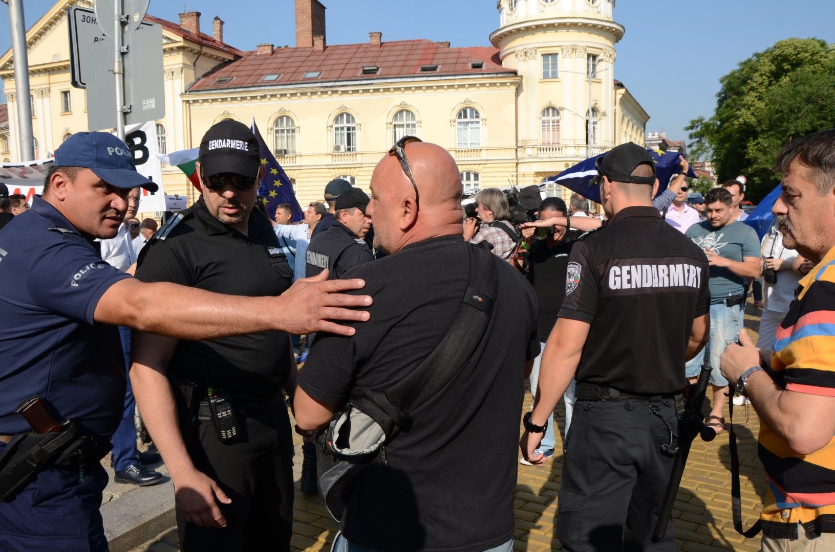 Фоторепортер и полицаи влязоха в спор 