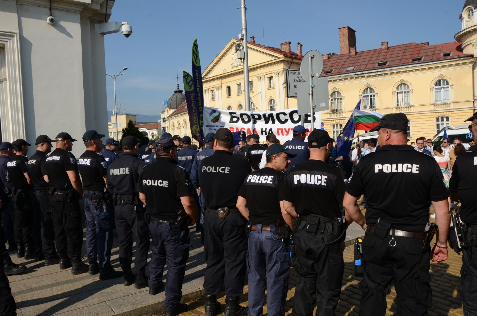 Засилено полицейско присъствие пред входа на парламента 