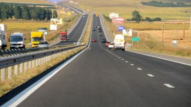  Шофьор съди АПИ поради ограничаването от 90 км/ч на Автомагистрала „ Тракия “ 