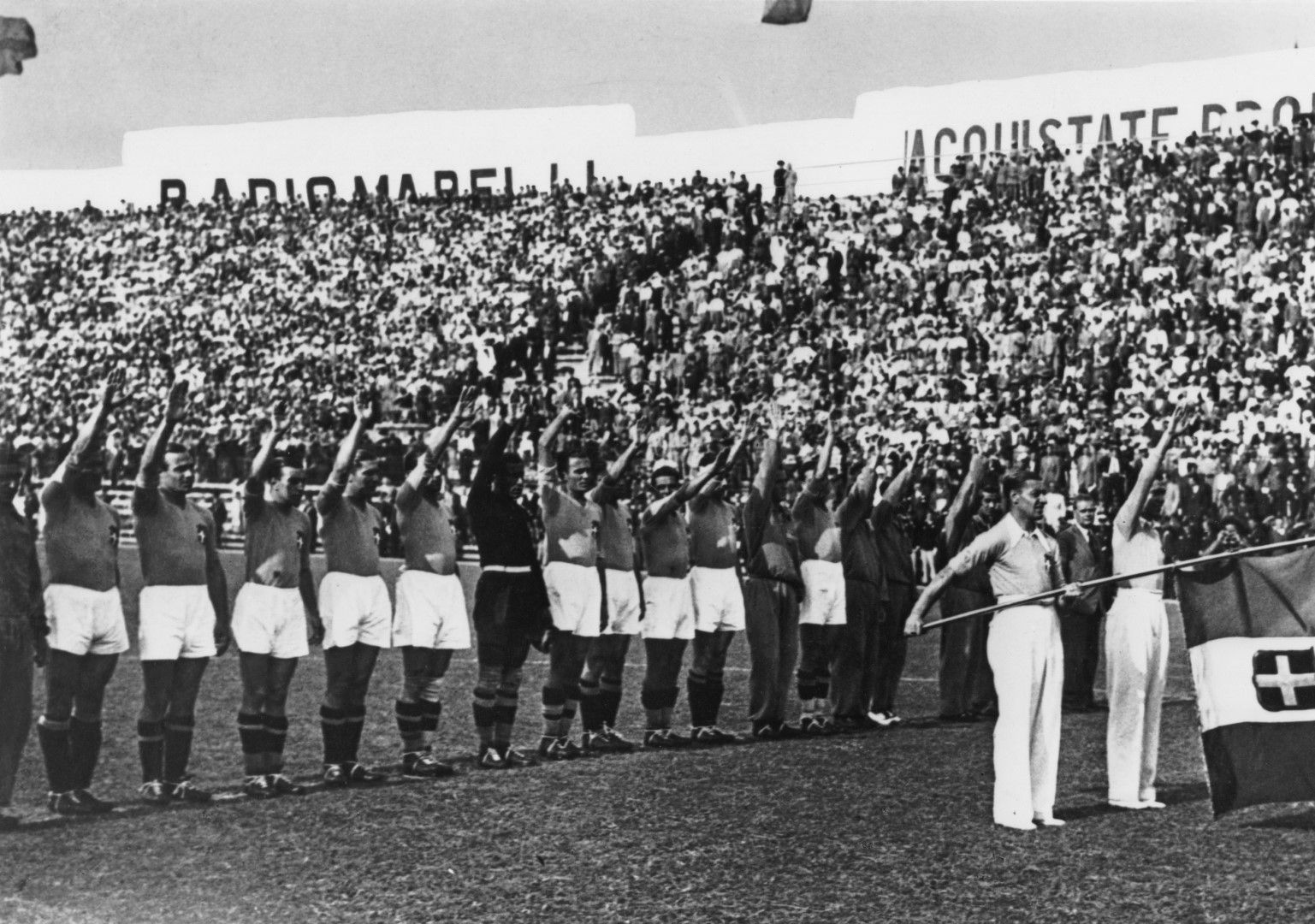 1934 г., Рим - наричат го Мондиала на Мусолини и има защо... Италия е шампион с 2:1 над Чехословакия, а някои от отсъжданията на реферите остават завинаги в "черната хроника" на историята на Мондиали.